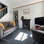 The Old Locksmith Cottage, 3 - Bed, Sleeps 6, Pets Welcome 펜션 *