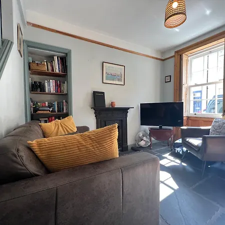 The Old Locksmith Cottage, 3 - Bed, Sleeps 6, Pets Welcome 펜션 울버스톤