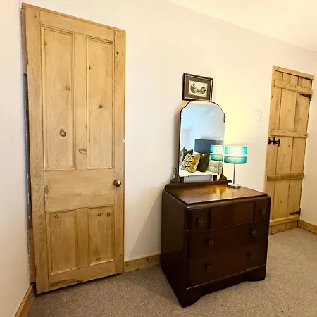 The Old Locksmith Cottage, 3 - Bed, Sleeps 6, Pets Welcome *