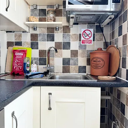 The Old Locksmith Cottage, 3 - Bed, Sleeps 6, Pets Welcome * ウルバーストン